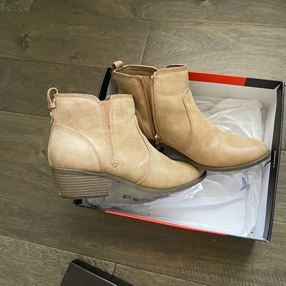 Women’s Guess leather boots. Size 8.5. Worn a couple of times. - Picture 3 of 5